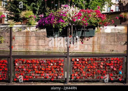 Herzförmige Vorhängeschlösser, die an der Brücke in Colmar befestigt sind Stockfoto