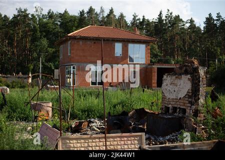 Zerstörte Häuser nach Bränden, Artillerie und Bomben während der russischen Invasion der Ukraine Stockfoto
