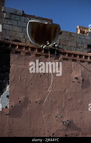 Zerstörte Häuser nach Bränden, Artillerie und Bomben während der russischen Invasion der Ukraine Stockfoto