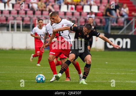 UTRECHT, NIEDERLANDE - 30. JULI: Can Bozdogan vom FC Utrecht und Andriy Totovytskyi vom Shakhtar Donetsk während des Freundschaftsspiel zwischen dem FC Utrecht und Shakhtar Donetsk am 30. Juli 2022 in De Galgenwaard, Niederlande (Foto: Joris Verwijst/Orange Picts) Stockfoto