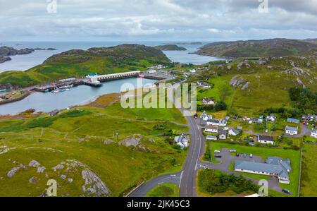 Luftaufnahme des Dorfes Kinlochbervie in Sutherland, Schottland, Großbritannien Stockfoto