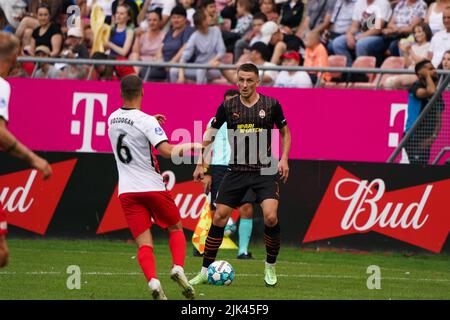 UTRECHT, NIEDERLANDE - 30. JULI: Can Bozdogan vom FC Utrecht, Andriy Totovytskyi von Shakhtar Donetsk während des Freundschaftsspiel zwischen dem FC Utrecht und Shakhtar Donetsk am 30. Juli 2022 in De Galgenwaard, Niederlande (Foto: Joris Verwijst/Orange Picts) Stockfoto