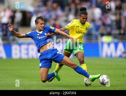 Tom Sang von Cardiff City (links) und Sam McCallum von Norwich City kämpfen während des Sky Bet Championship-Spiels im Cardiff City Stadium um den Ball. Bilddatum: Samstag, 30. Juli 2022. Stockfoto