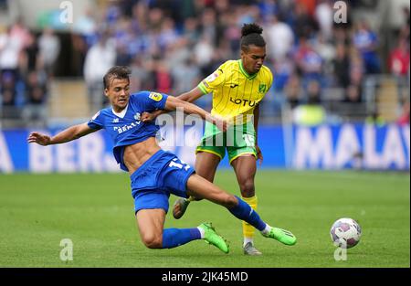 Tom Sang von Cardiff City (links) und Sam McCallum von Norwich City kämpfen während des Sky Bet Championship-Spiels im Cardiff City Stadium um den Ball. Bilddatum: Samstag, 30. Juli 2022. Stockfoto