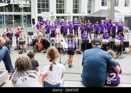 Wembley Park, London, Großbritannien. 30.. Juli 2022. Musiker des Royal Philharmonic Orchestra, begleitet von der Brent Music Academy, spielen die brandneue Brent Women’s EURO 2022 Anthem, komponiert von Shirley J. Thompson OBE. Im Rahmen des Kulturprogramms mit dem Verband und dem Arts Council werden Brents eigene RPO-Quintette zusammen mit Sängern aus nahe gelegenen Schulen und der lokalen Gemeinde auch The Beautiful Game und die neue Lokalhymne spielen. Amanda Rose/Alamy Live News Stockfoto