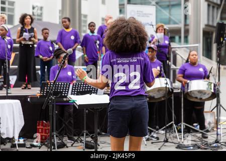 Wembley Park, London, Großbritannien. 30.. Juli 2022. Musiker des Royal Philharmonic Orchestra, begleitet von der Brent Music Academy, spielen die brandneue Brent Women’s EURO 2022 Anthem, komponiert von Shirley J. Thompson OBE. Im Rahmen des Kulturprogramms mit dem Verband und dem Arts Council werden Brents eigene RPO-Quintette zusammen mit Sängern aus nahe gelegenen Schulen und der lokalen Gemeinde auch The Beautiful Game und die neue Lokalhymne spielen. Amanda Rose/Alamy Live News Stockfoto