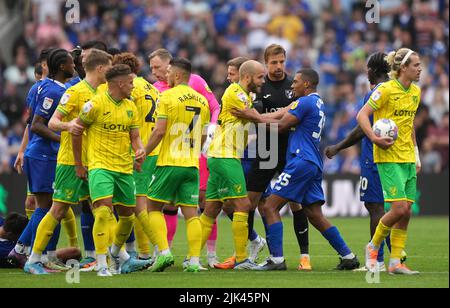 Teemu Pukki von Norwich City stößt mit Andy Rinomhota von Cardiff City zusammen, während Torwart Tim Krul beim Sky Bet Championship-Spiel im Cardiff City Stadium zuschaut. Bilddatum: Samstag, 30. Juli 2022. Stockfoto