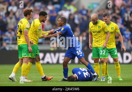 Andrew Omobamidele von Norwich City steht im Kampf mit Andy Rinomhota von Cardiff City, als Perry Ng während des Sky Bet Championship-Spiels im Cardiff City Stadium auf dem Boden liegt. Bilddatum: Samstag, 30. Juli 2022. Stockfoto