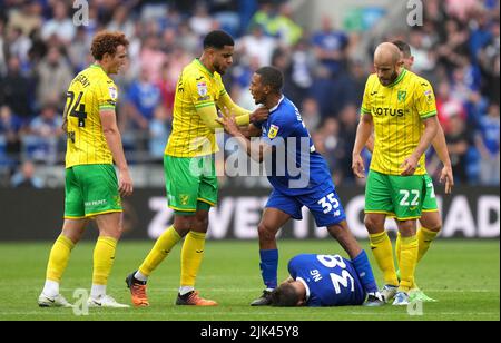 Andrew Omobamidele von Norwich City steht im Kampf mit Andy Rinomhota von Cardiff City, als Perry Ng während des Sky Bet Championship-Spiels im Cardiff City Stadium auf dem Boden liegt. Bilddatum: Samstag, 30. Juli 2022. Stockfoto