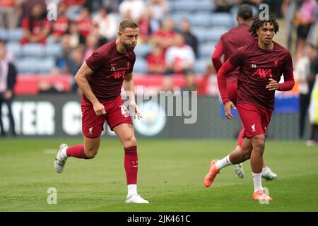 Liverpools Jordan Henderson (links) und Trent Alexander-Arnold wärmen sich vor dem Spiel mit dem FA Community Shield im King Power Stadium, Leicester, auf. Bilddatum: Samstag, 30. Juli 2022. Stockfoto