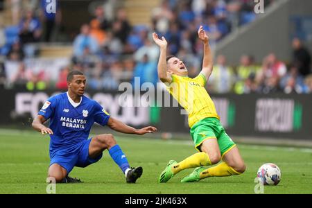 Kenny McLean von Norwich City und Andy Rinomhota von Cardiff City kämpfen während des Sky Bet Championship-Spiels im Cardiff City Stadium um den Ball. Bilddatum: Samstag, 30. Juli 2022. Stockfoto