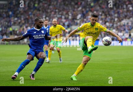 Milot Rashica (rechts) von Norwich City und Mahlon Romeo von Cardiff City kämpfen während des Sky Bet Championship-Spiels im Cardiff City Stadium um den Ball. Bilddatum: Samstag, 30. Juli 2022. Stockfoto