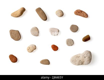Mehrfarbige Meereskiesel, isoliert auf weißem Hintergrund. Abgerundete bunte Steine von einem Strand. Design-Element für Sommerurlaub, Urlaub am Meer. Stockfoto