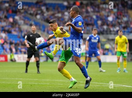 Milot Rashica (links) von Norwich City und Andy Rinomhota von Cardiff City kämpfen während des Sky Bet Championship-Spiels im Cardiff City Stadium um den Ball. Bilddatum: Samstag, 30. Juli 2022. Stockfoto