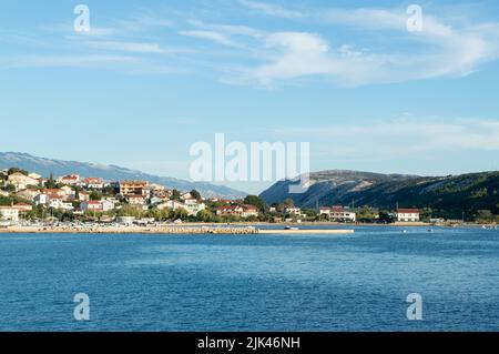 Küstenstadt Lopar auf der Insel Rab, Sommerferienziel in Kroatien Stockfoto