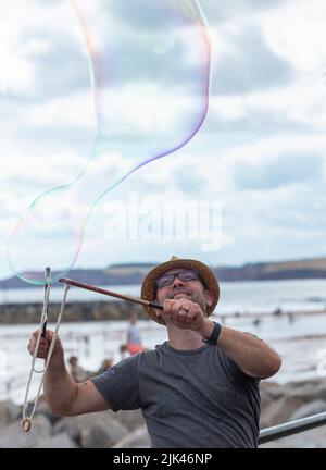 Sidmouth, 30.. Juli 2022 Sidmouth Folk Week Festival entlang der Esplanade Tony Charnock/Alamy Live News Stockfoto