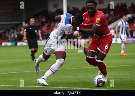 Josh Umerah von Hartlepool United kämpft im Sky Bet League 2-Spiel zwischen Walsall und Hartlepool United am Samstag, dem 30.. Juli 2022, im Banks's Stadium in Walsall um den Besitz von Wallsall's Emmanuel Monthe. (Kredit: Mark Fletcher | MI News) Kredit: MI Nachrichten & Sport /Alamy Live News Stockfoto