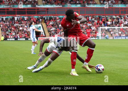 Josh Umerah von Hartlepool United kämpft im Sky Bet League 2-Spiel zwischen Walsall und Hartlepool United am Samstag, dem 30.. Juli 2022, im Banks's Stadium in Walsall um den Besitz von Wallsall's Emmanuel Monthe. (Kredit: Mark Fletcher | MI News) Kredit: MI Nachrichten & Sport /Alamy Live News Stockfoto