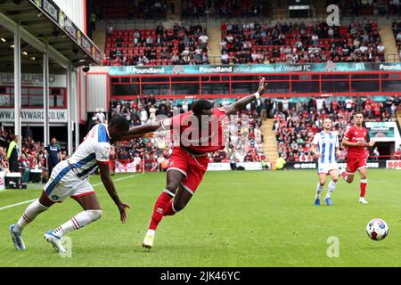 Josh Umerah von Hartlepool United kämpft im Sky Bet League 2-Spiel zwischen Walsall und Hartlepool United am Samstag, dem 30.. Juli 2022, im Banks's Stadium in Walsall um den Besitz von Wallsall's Emmanuel Monthe. (Kredit: Mark Fletcher | MI News) Kredit: MI Nachrichten & Sport /Alamy Live News Stockfoto