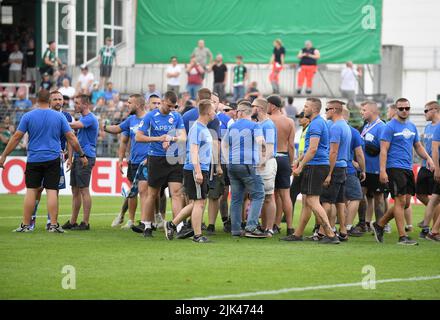 30. Juli 2022, Schleswig-Holstein, Lübeck: Fußball: DFB-Pokal, VfB Lübeck - Hansa Rostock 1. Runde im Stadion an der Lohmühle: Rostocker Fans stürmten den Platz. Foto: Michael Schwartz/dpa - WICHTIGER HINWEIS: Gemäß den Anforderungen der DFL Deutsche Fußball Liga und des DFB Deutscher Fußball-Bund ist es untersagt, im Stadion und/oder des Spiels aufgenommene Fotos in Form von Sequenzbildern und/oder videoähnlichen Fotoserien zu verwenden oder zu verwenden. Stockfoto