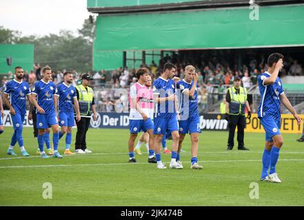 30. Juli 2022, Schleswig-Holstein, Lübeck: Fußball: DFB-Pokal, VfB Lübeck - Hansa Rostock 1. Runde im Stadion an der Lohmühle: Die enttäuschten Rostocker gehen zu ihren Fans. Foto: Michael Schwartz/dpa - WICHTIGER HINWEIS: Gemäß den Anforderungen der DFL Deutsche Fußball Liga und des DFB Deutscher Fußball-Bund ist es untersagt, im Stadion und/oder des Spiels aufgenommene Fotos in Form von Sequenzbildern und/oder videoähnlichen Fotoserien zu verwenden oder zu verwenden. Stockfoto