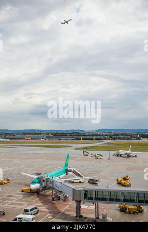 Stuttgart Airport, Deutschland, zweimotorige Düsenflugzeuge starten mit bewölktem Himmel im Hintergrund Stockfoto