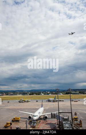 Stuttgart Airport, Deutschland, zweimotorige Düsenflugzeuge starten mit bewölktem Himmel im Hintergrund Stockfoto