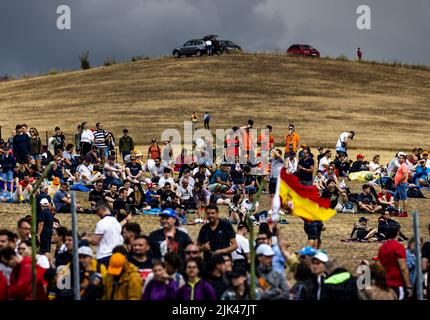 Mogyorod, Ungarn. 2022-07-30 15:58:56 BUDAPEST - Fans während der Qualifikation für den Großen Preis von Ungarn F1 auf dem Hungaroring Circuit am 30. Juli 2022 in Budapest, Ungarn. ANP REMKO DE WAAL netherlands Out - belgium Out Credit: ANP/Alamy Live News Stockfoto