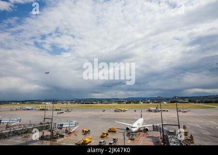 Stuttgart Airport, Deutschland, zweimotorige Düsenflugzeuge starten mit bewölktem Himmel im Hintergrund Stockfoto