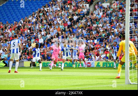 Brighton, Großbritannien. 30.. Juli 2022. Tariq Lamptey von Brighton und Hove Albion sowie Joel Veltman von Brighton und Hove Albion während des Vorsaison-Freundschaftsspiel zwischen Brighton & Hove Albion und RCD Espanyol am 30. 2022. Juli beim Amex in Brighton, England. (Foto von Jeff Mood/phcimages.com) Quelle: PHC Images/Alamy Live News Stockfoto