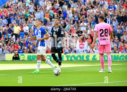 Brighton, Großbritannien. 30.. Juli 2022. Leandro Trossard von Brighton und Hove Albion feiert seinen Schuss auf den Rücken des Netzes während des Pre-Season Freundschaftsspiel zwischen Brighton & Hove Albion und RCD Espanyol am 30. 2022. Juli beim Amex in Brighton, England. (Foto von Jeff Mood/phcimages.com) Quelle: PHC Images/Alamy Live News Stockfoto