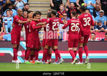 Leicester, Großbritannien. 30.. Juli 2022. Liverpool-Spieler feiern Trent Alexander-Arnold von Liverpools Tor während des FA Community Shield-Spiels zwischen Liverpool und Manchester City im King Power Stadium, Leicester, England am 30. Juli 2022. Foto von Scott Boulton. Nur zur redaktionellen Verwendung, Lizenz für kommerzielle Nutzung erforderlich. Keine Verwendung bei Wetten, Spielen oder Veröffentlichungen einzelner Clubs/Vereine/Spieler. Kredit: UK Sports Pics Ltd/Alamy Live Nachrichten Stockfoto