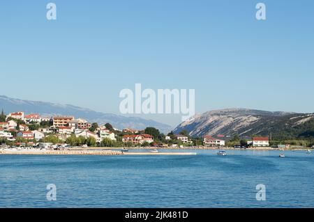 Küstenstadt Lopar auf der Insel Rab, Sommerferienziel in Kroatien Stockfoto