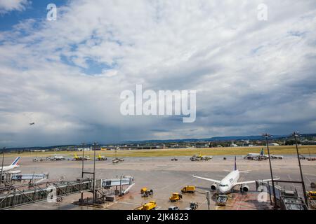 Stuttgart Airport, Deutschland, zweimotorige Düsenflugzeuge starten mit bewölktem Himmel im Hintergrund Stockfoto