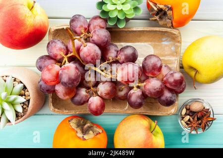 Rote Traube auf Holz Hintergrund Stockfoto