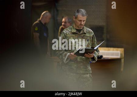 Odessa, Ukraine. 29.. Juli 2022. Der stellvertretende Leiter der Nationalen Sicherheit und Verteidigung der Ukraine, Roman V. Mashovet, liest die Namen der Soldaten während einer Preisverleihung für die ukrainischen Spezialeinsatzkräfte während einer Zeremonie am 29. Juli 2022 in Odessa, Ukraine. Kredit: Ukrainisches Presidential Press Office/Ukraine Presidency/Alamy Live News Stockfoto