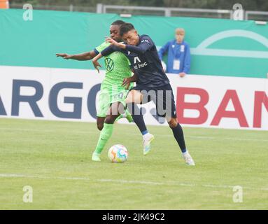 Jena, Deutschland. 30.. Juli 2022. Fußball: DFB-Pokal, FC CZ Jena - VfL Wolfsburg, 1.. Runde, Ernst-Abbe-Sportfeld. Um den Ball kämpfen Wolfskis Ruidle Baku (l) und Jenaers Pasqual Verkamp. Kredit: Bodo Schackow/dpa - WICHTIGER HINWEIS: Gemäß den Anforderungen der DFL Deutsche Fußball Liga und des DFB Deutscher Fußball-Bund ist es untersagt, im Stadion und/oder vom Spiel aufgenommene Fotos in Form von Sequenzbildern und/oder videoähnlichen Fotoserien zu verwenden oder zu verwenden./dpa/Alamy Live News Stockfoto