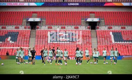 London, Großbritannien. 30.. Juli 2022. Fußball: Nationalmannschaft, Frauen, Europameisterschaft 2022, vor dem Finale, Abschlusstraining Deutschland, Wembley Stadium: Die Spieler wärmen sich auf. Quelle: Sebastian Gollnow/dpa/Alamy Live News Stockfoto