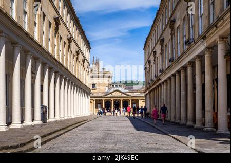 Säulengebäude in der Bath Street in der Stadt Bath Somerset, Großbritannien Stockfoto
