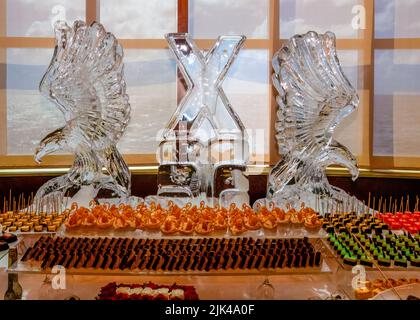 Celebrity Summit - Ca. 2013. Eisskulpturen im Hauptspeisesaal zur Mittagszeit. Stockfoto