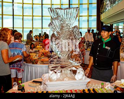 Celebrity Summit - Ca. 2013. Eisskulpturen im Hauptspeisesaal zur Mittagszeit. Stockfoto