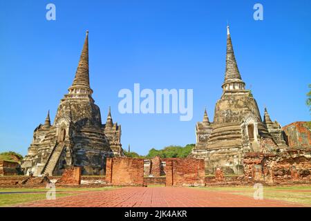 Atemberaubende historische Pagoden von Wat Phra Si Sanphet Blick vom Eingang des Archäologischen Komplexes des Alten Königlichen Palastes, Ayutthaya, Thailand Stockfoto