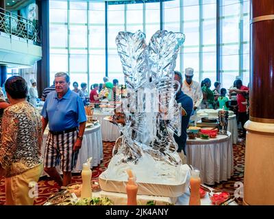 Celebrity Summit - Ca. 2013. Eisskulpturen im Hauptspeisesaal zur Mittagszeit. Stockfoto