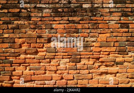 Die alte Außenmauer des Wat Phra Si Sanphet Archäologischer Komplex im Sonnenlicht, Ayutthaya Historical Park, Thailand Stockfoto