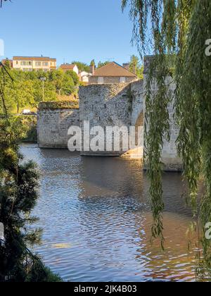 Saint-Martial Bridge in Limoges wurde 1215 eine gewölbte Bogenbrücke fertiggestellt Stockfoto