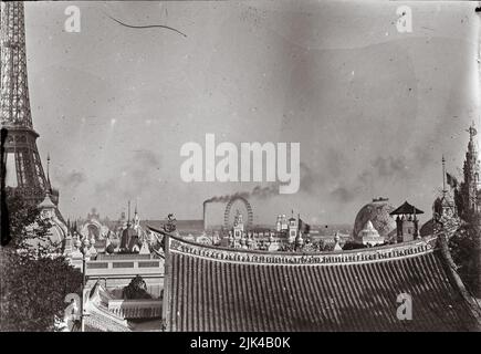 Pariser Weltausstellung 1900: Blick auf die Dächer asiatischer Gebäude, den Eiffelturm, das Riesenrad, den Palast der Elektrizität, den Himmelskörper. - Ausstellung Universelle de Paris 1900 (vue sur les toits des batiments asiatiques, la Tour Eiffel, la grande roue, le palais de l'électricité, le Globe céleste.) Stockfoto