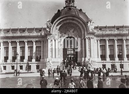 Pariser Weltausstellung 1900: Die Menge am Eingang des Petit Palais - Exposition Universelle de Paris 1900 (la foule à l'entrée du Petit Palais) Stockfoto