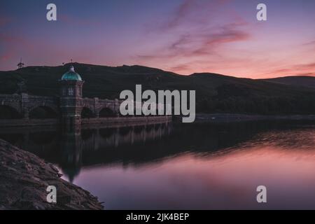 Der Sonnenuntergang am Craig Goch Dam im Elan Valley, Rhayader Powys. Stockfoto