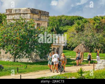 Tulum Mexico 22. Juni 2022 Antike Ruinen von Tulum Maya-Stätte mit Tempelruinen Pyramiden und Artefakte im tropischen Naturdschungel Wald Palmen und Meere Stockfoto