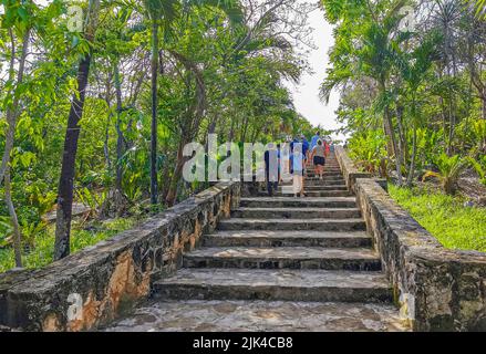 Tulum Mexico 22. Juni 2022 Antike Ruinen von Tulum Maya-Stätte mit Tempelruinen Pyramiden und Artefakte im tropischen Naturdschungel Wald Palmen und Meere Stockfoto